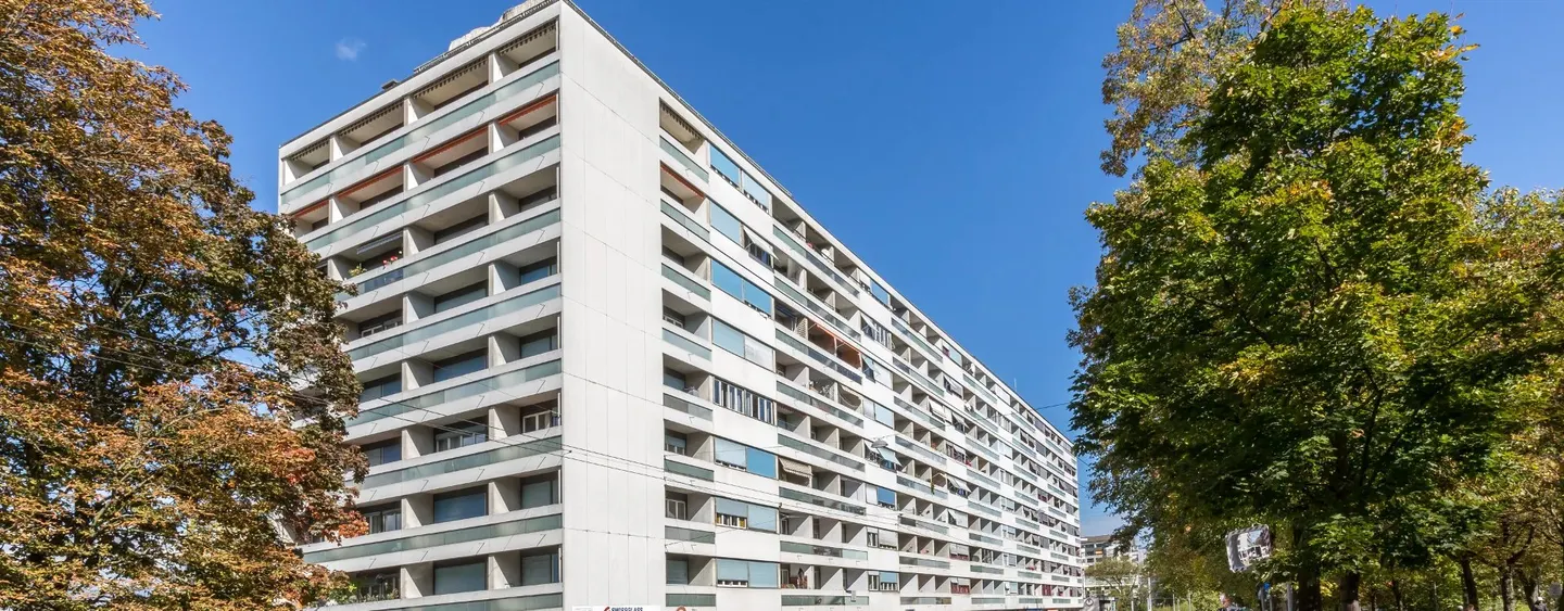 Charming Apartment with Balcony - Photo 2 of 10