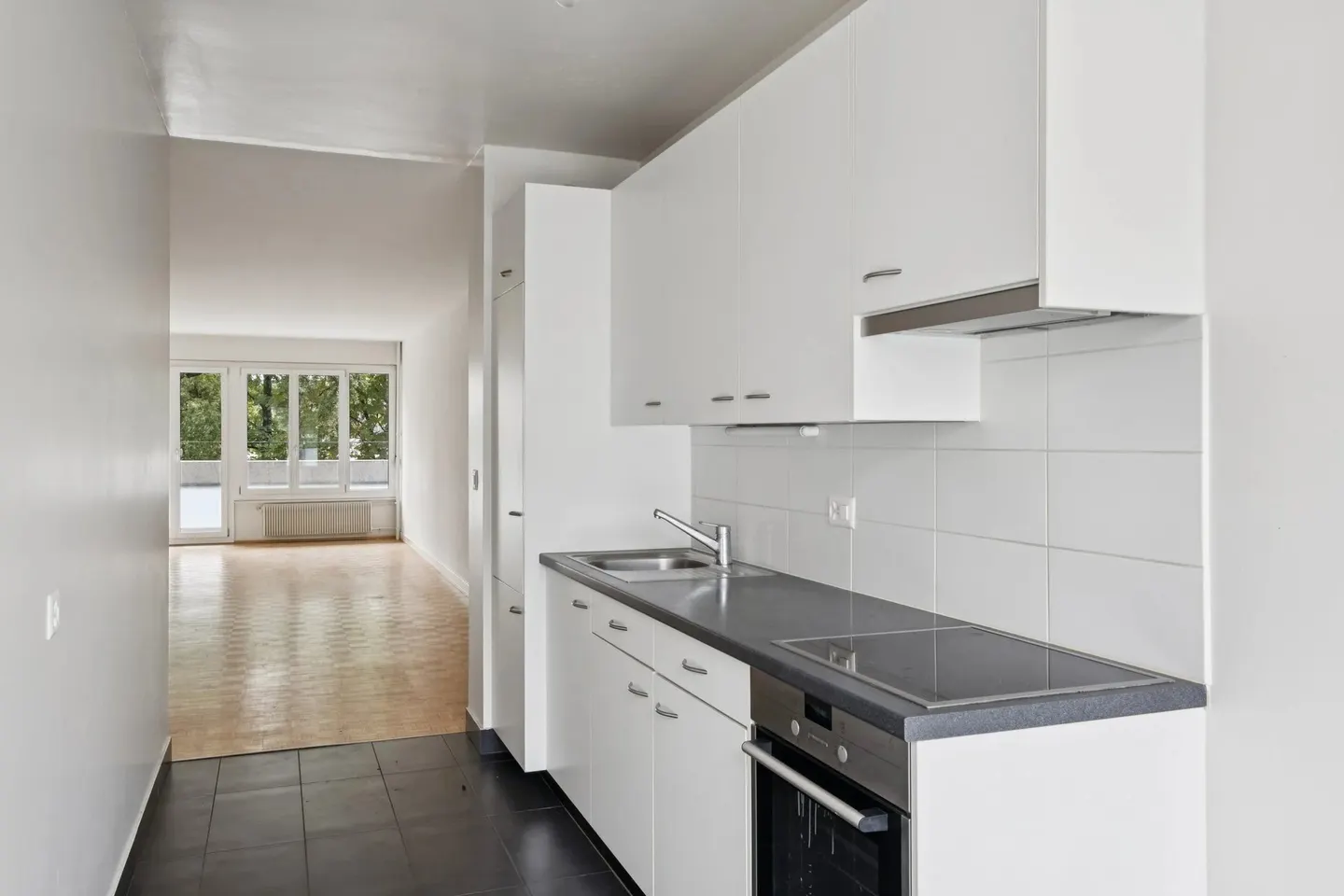 Charming Apartment with Balcony - Photo 5 of 10