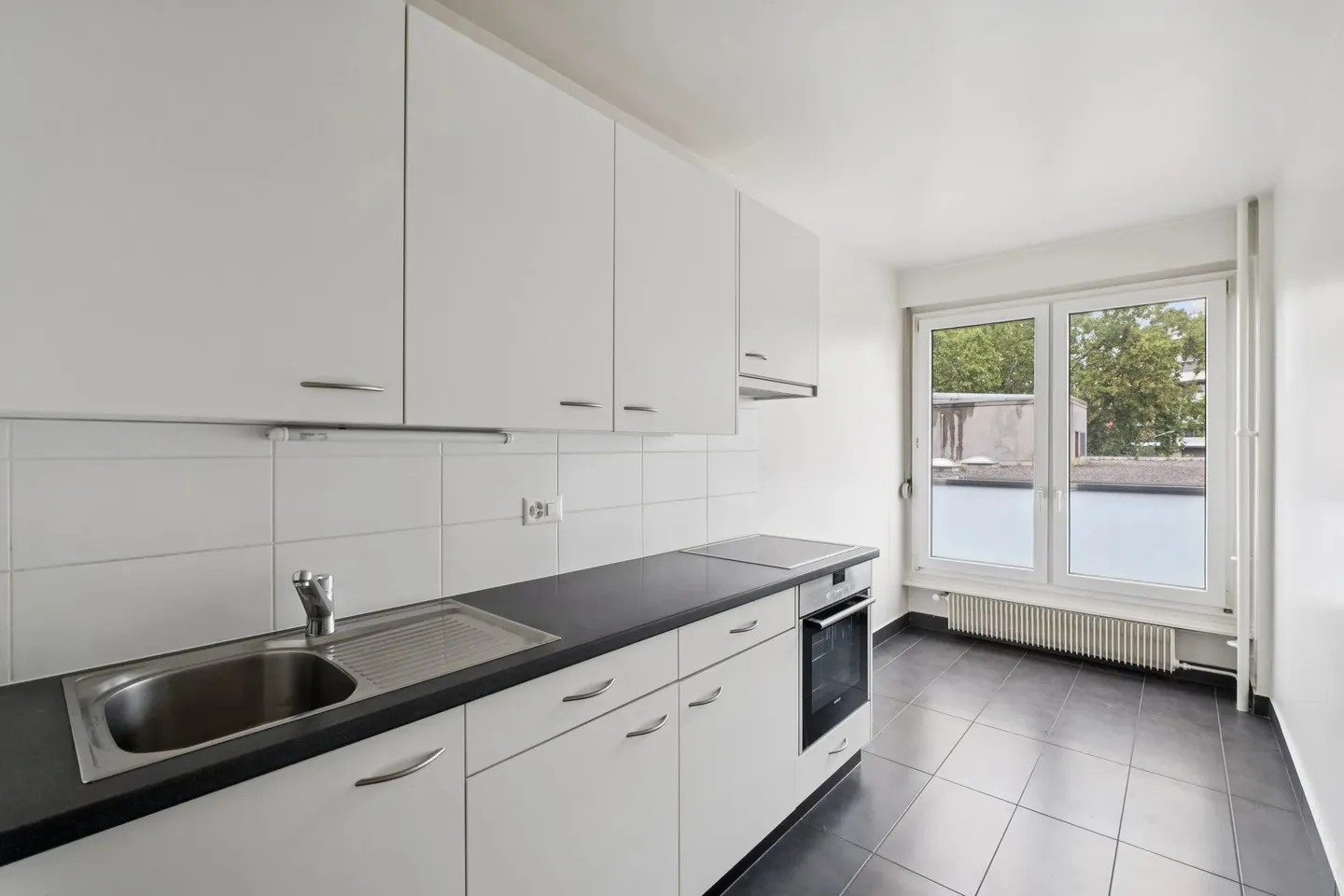 Charming Apartment with Balcony - Photo 6 of 10