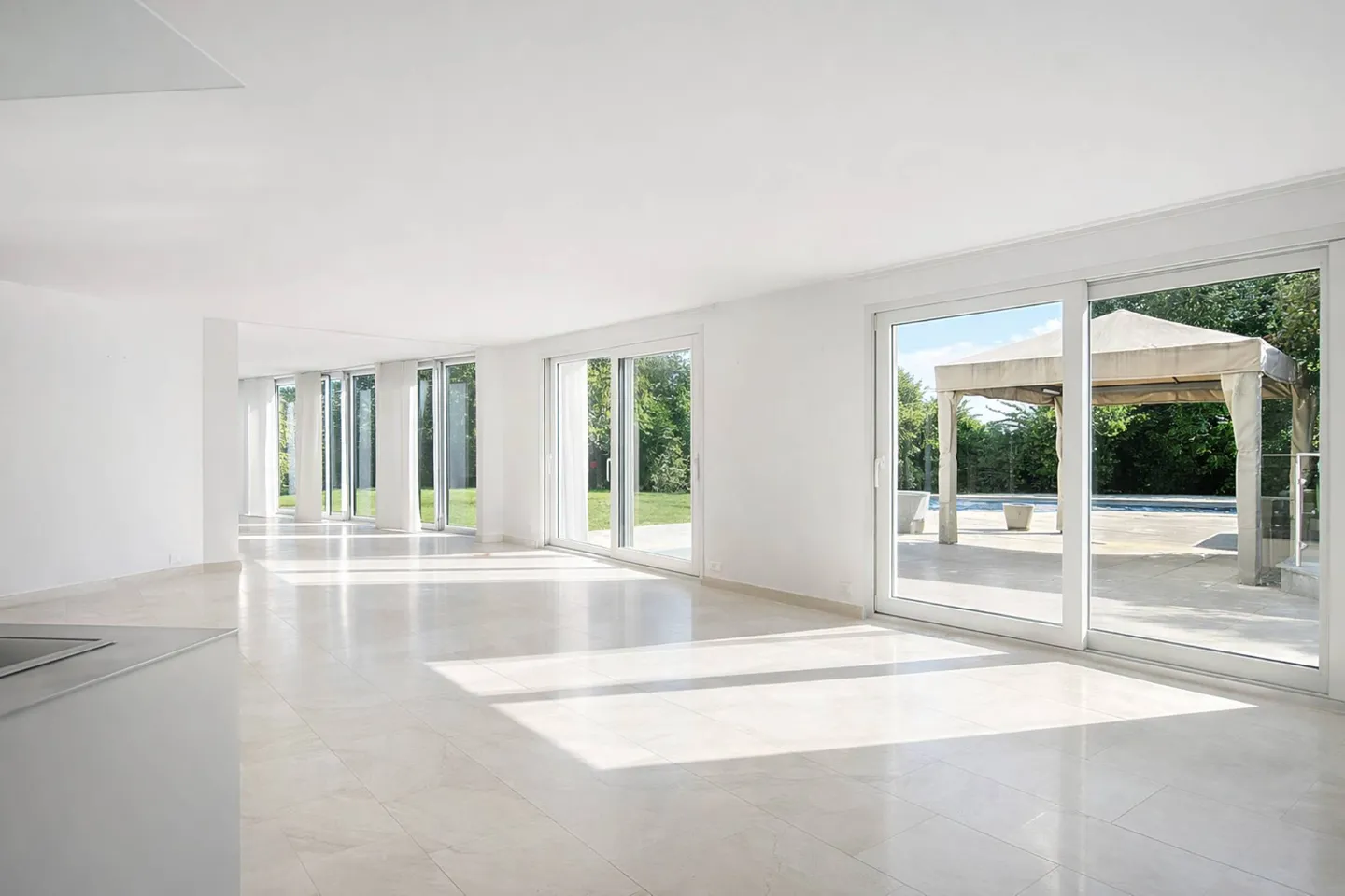 Villa of Exception: two adjoining apartments at the ISL - Photo 2 of 13