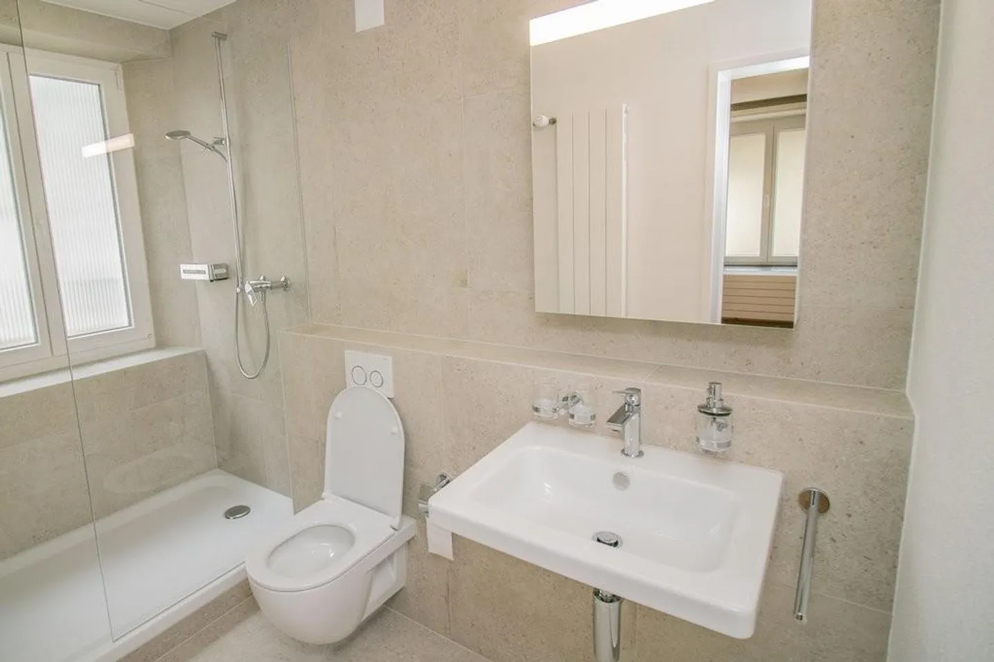 Appartement au rez-de-chaussée avec salle de bain récemment rénovée - Photo 1 sur 5