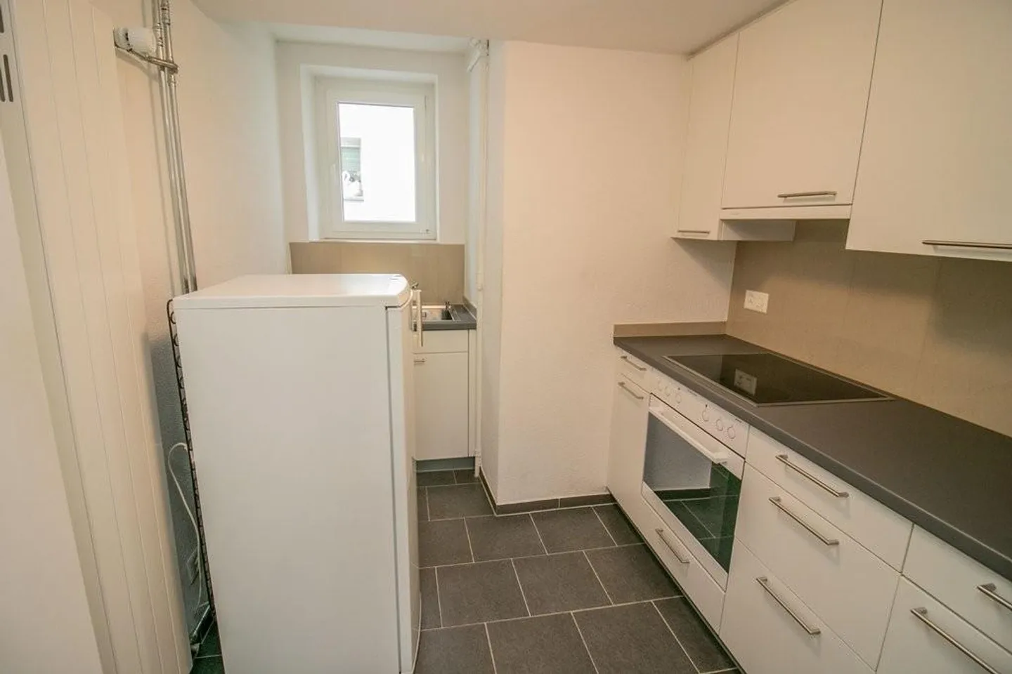 Appartement au rez-de-chaussée avec salle de bain récemment rénovée - Photo 2 sur 5