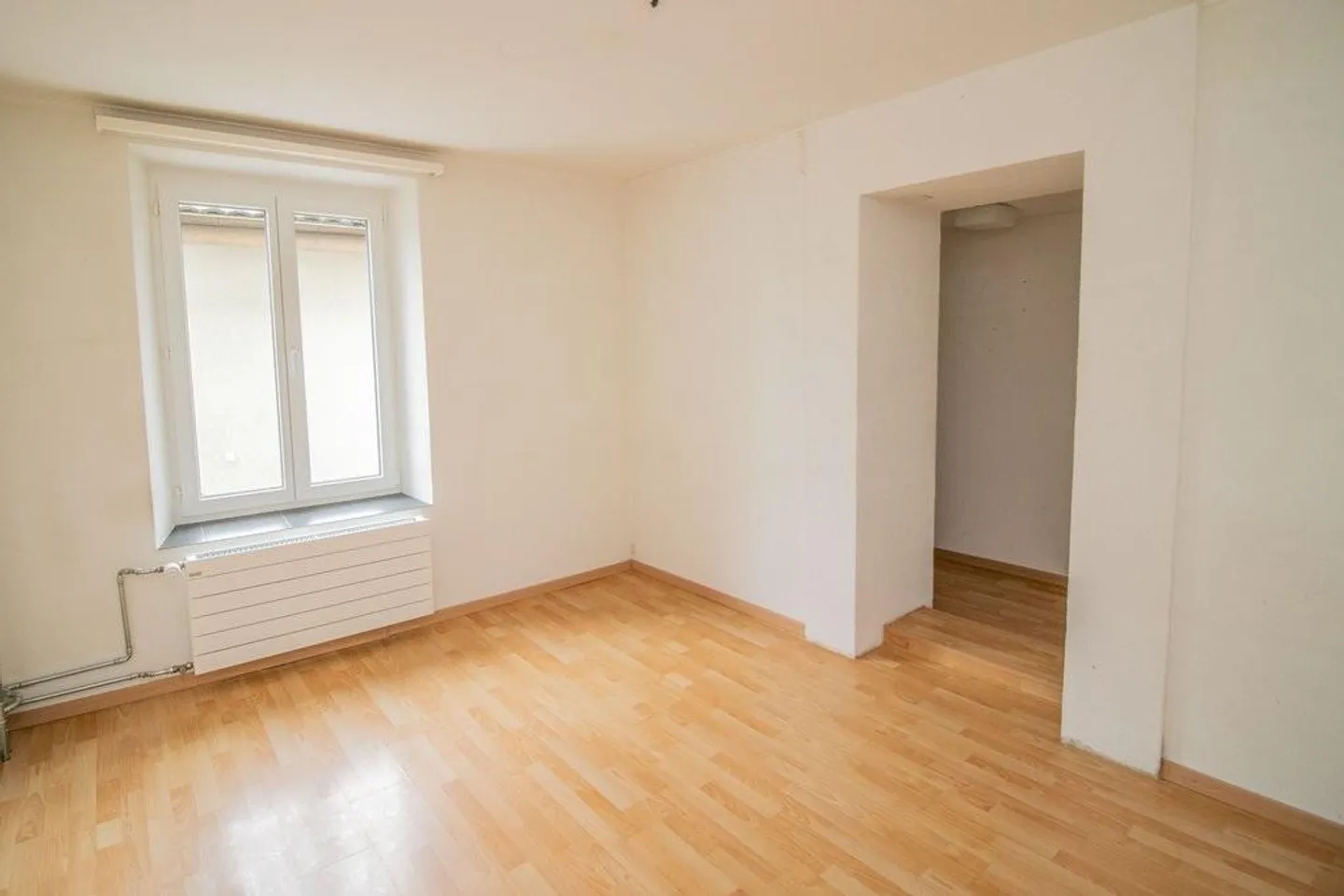 Appartement au rez-de-chaussée avec salle de bain récemment rénovée - Photo 3 sur 5