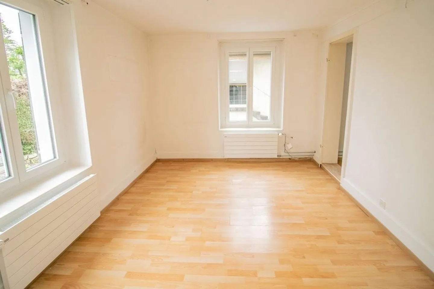 Appartement au rez-de-chaussée avec salle de bain récemment rénovée - Photo 4 sur 5