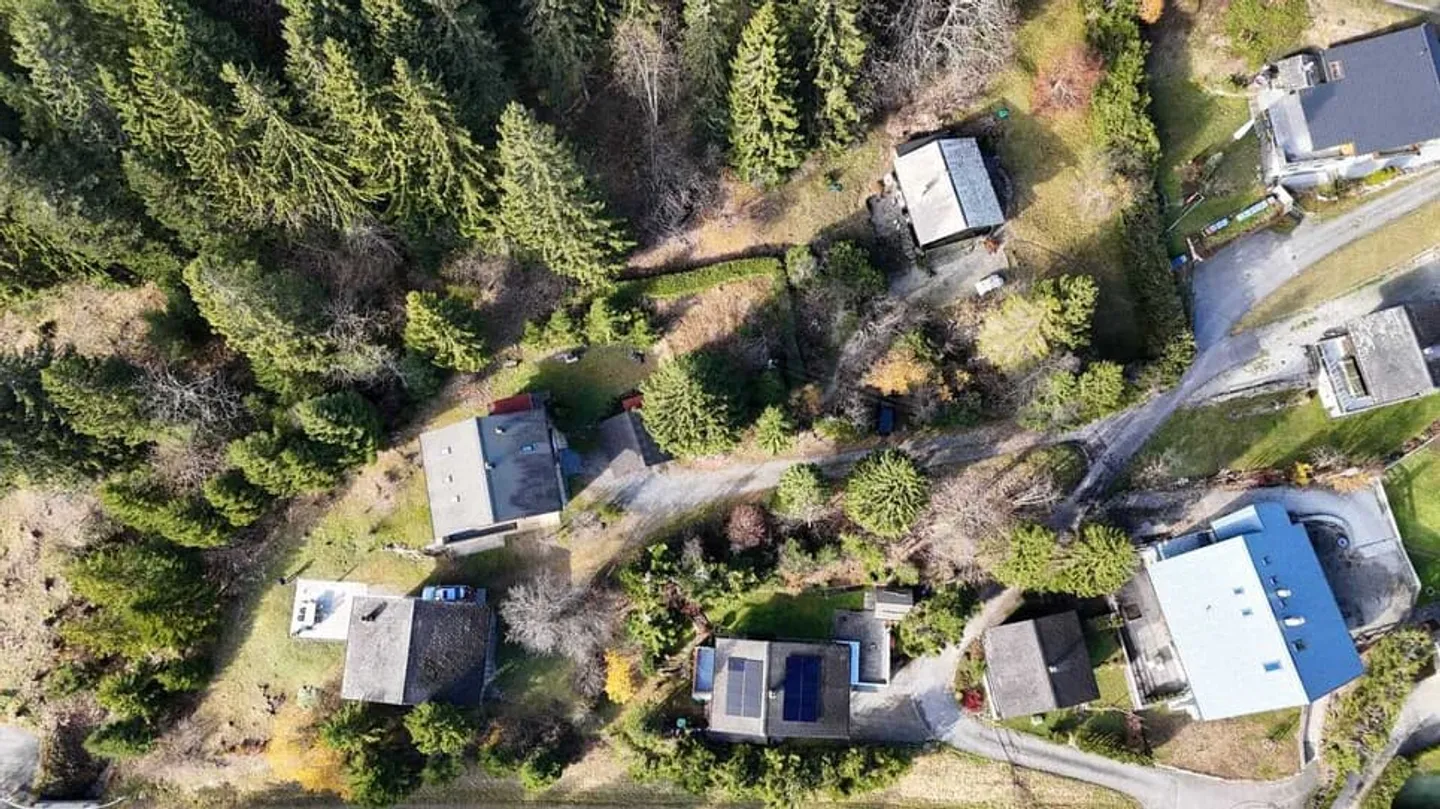 STILE DI VITA ALPINO - MENO DI UN MILIONE - CHALET RARO - STRANIERI BENVENUTI - Foto 1 di 8