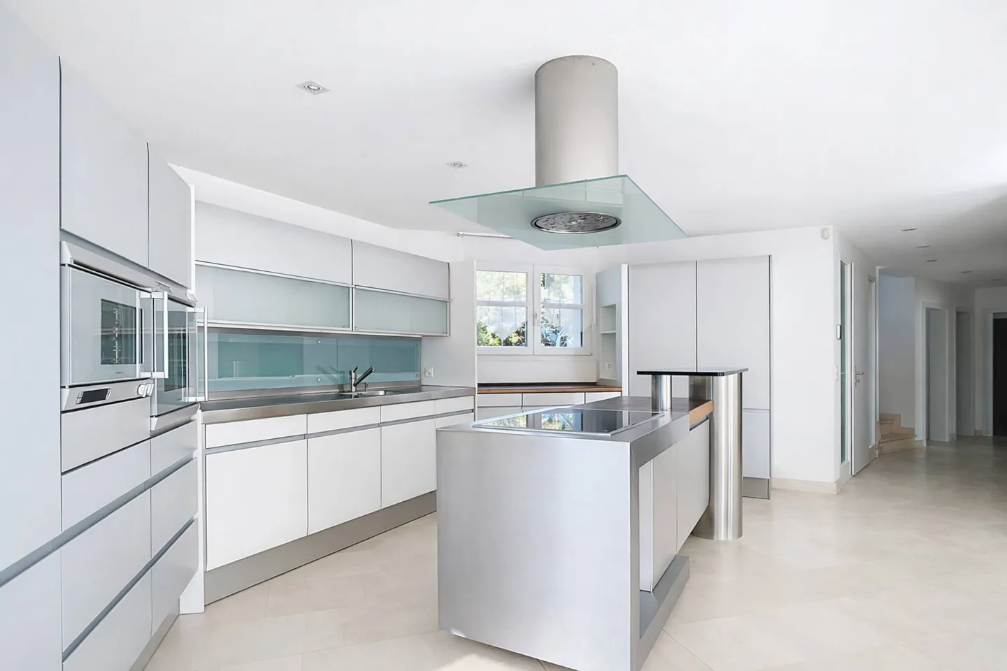 Villa of Exception: two adjoining apartments at the ISL - Photo 4 of 13