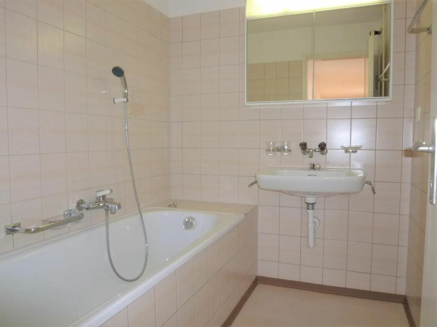 Affordable apartment with balcony in a quiet location - Photo 3 of 7