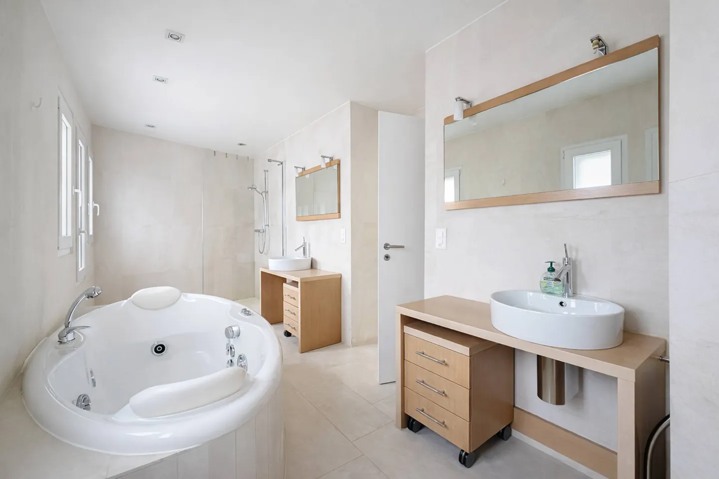 Villa of Exception: two adjoining apartments at the ISL - Photo 6 of 13