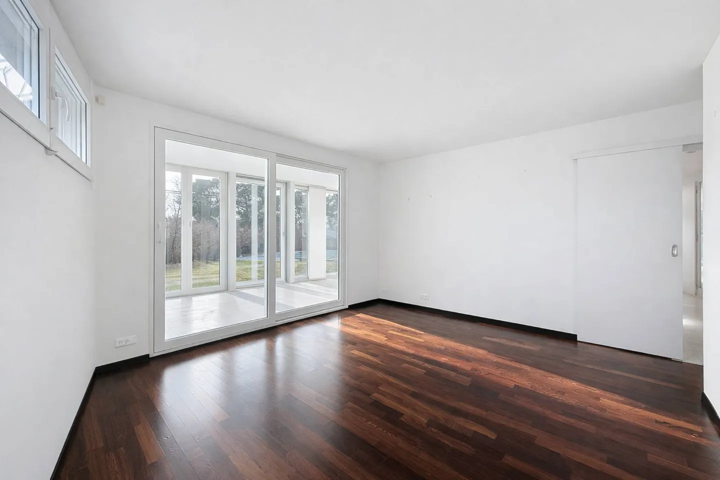 Villa of Exception: two adjoining apartments at the ISL - Photo 5 of 13