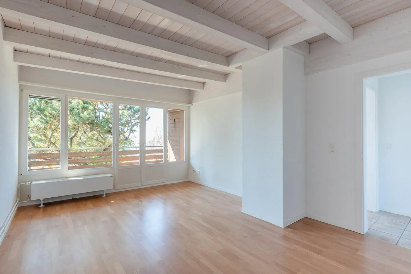 Appartement 5.5 pièces fraîchement rénové avec panorama, terrasse sur le toit & B... - Photo 3 sur 13