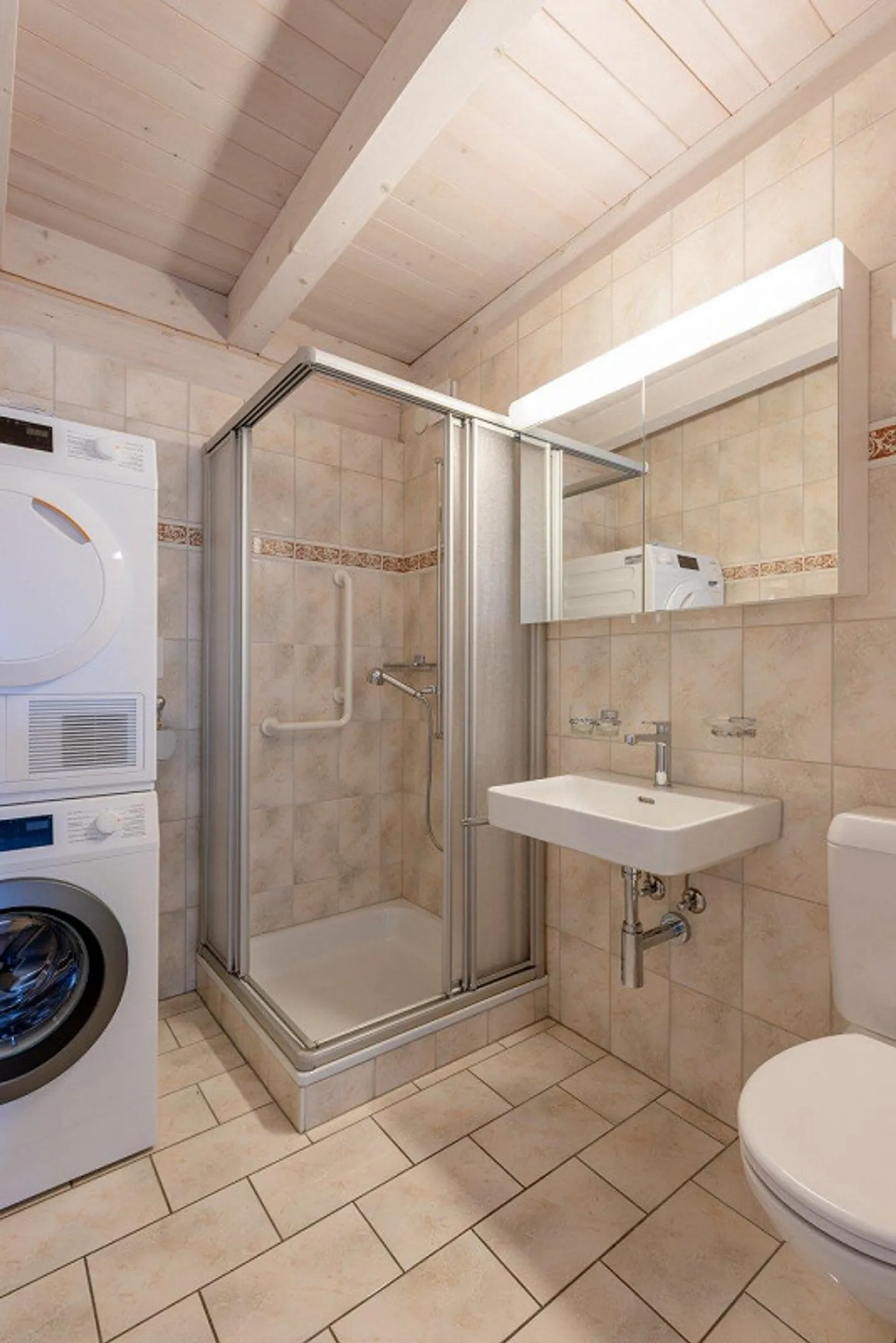 Appartement 5.5 pièces fraîchement rénové avec panorama, terrasse sur le toit & B... - Photo 7 sur 13