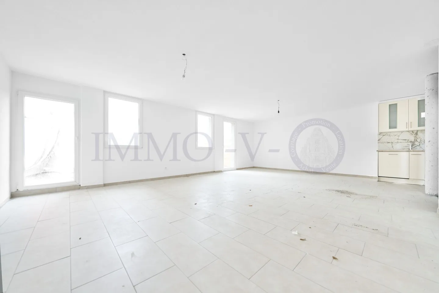 Duplex spacieux avec terrasse - Photo 4 sur 9