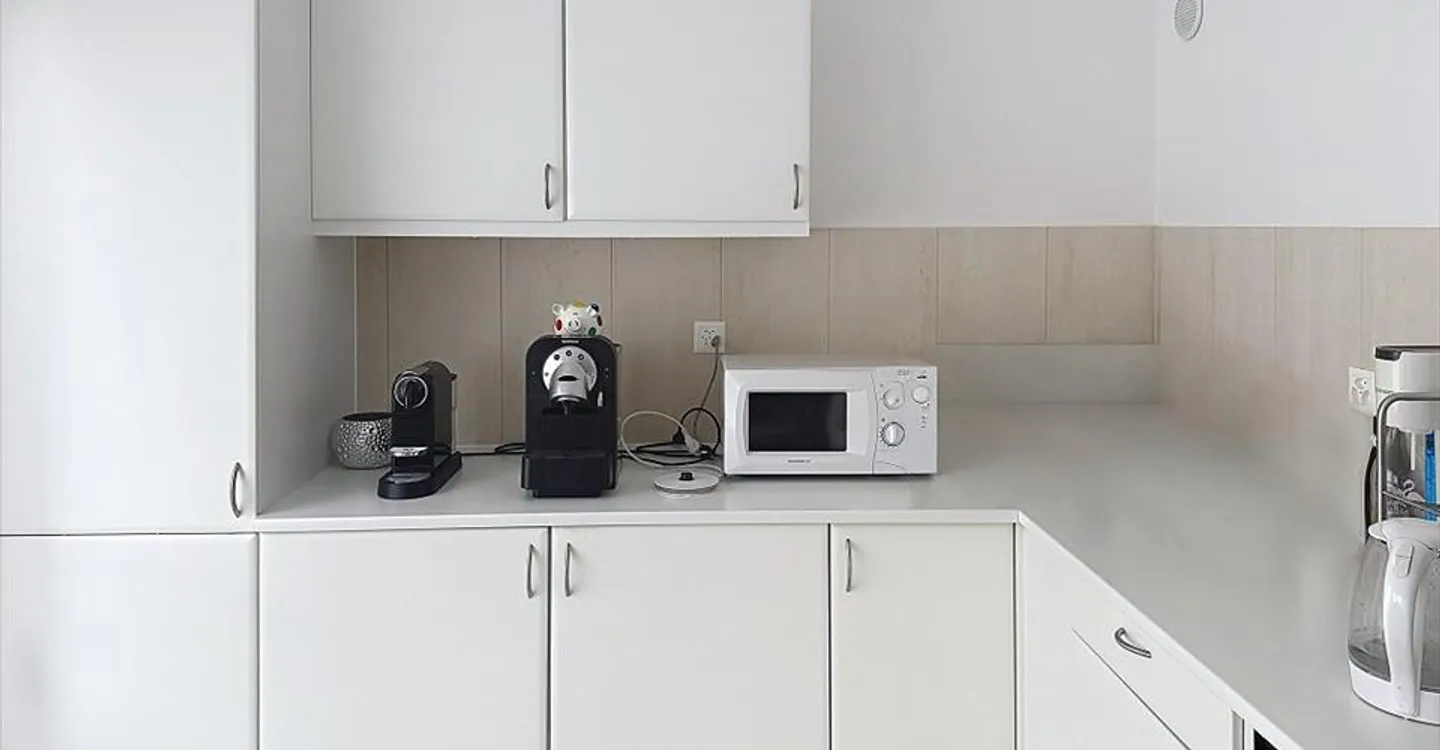 Mixed-use building for rent - Photo 1 of 9