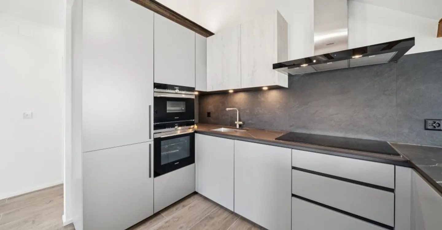 198 m2 Apartment with Balcony and Two Outdoor Parking Spaces - Photo 4 of 12
