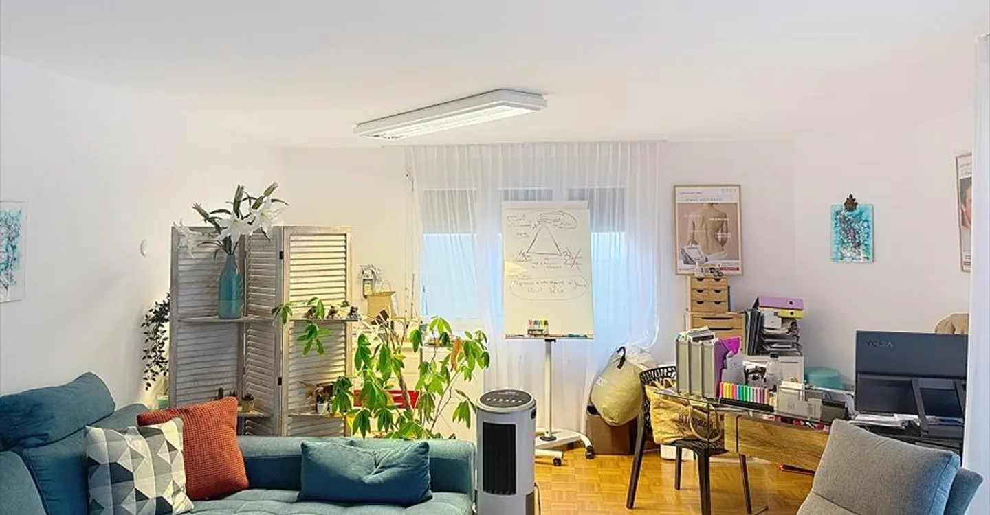 Mixed-use building for rent - Photo 6 of 9