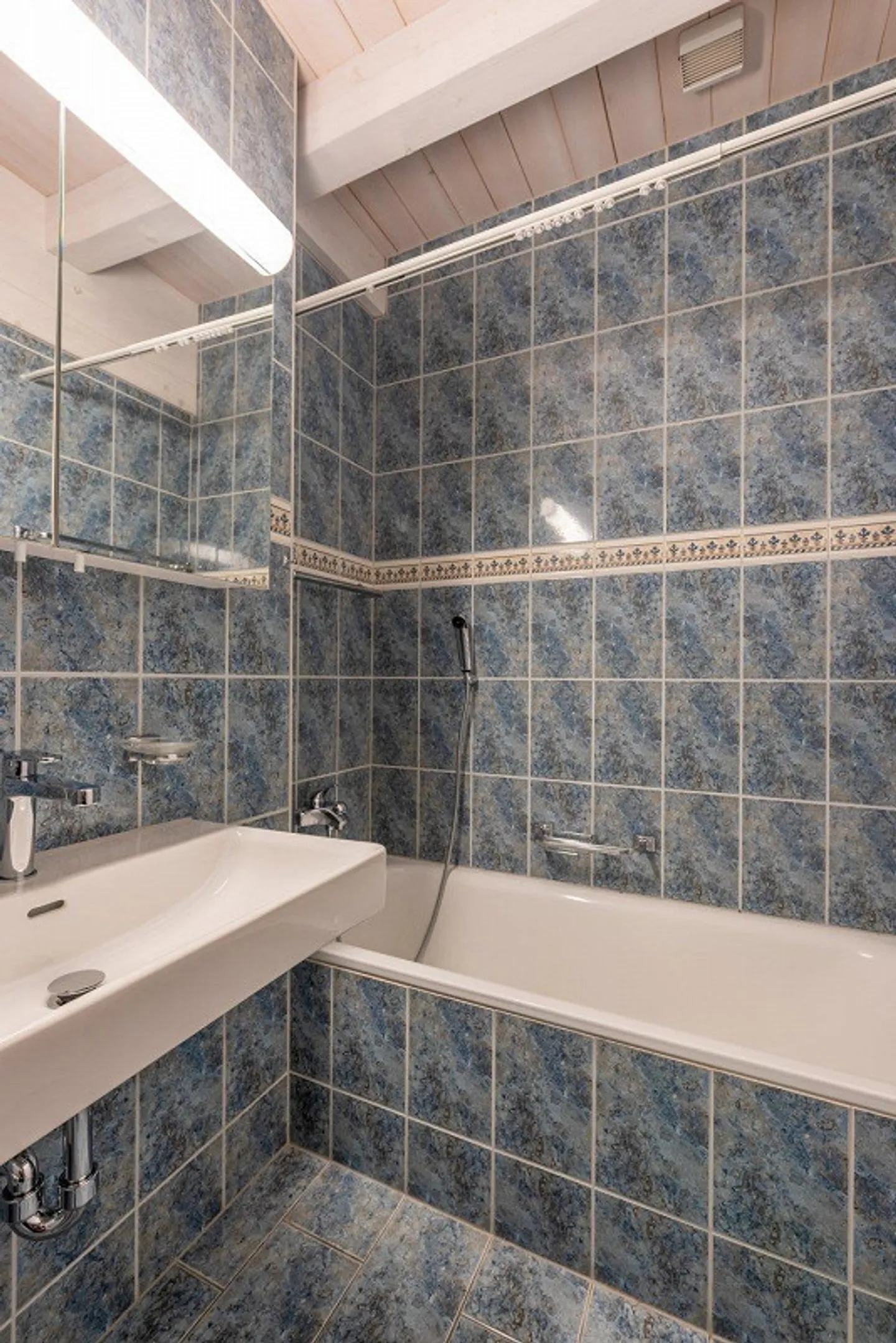 Appartement 5.5 pièces fraîchement rénové avec panorama, terrasse sur le toit & B... - Photo 11 sur 13