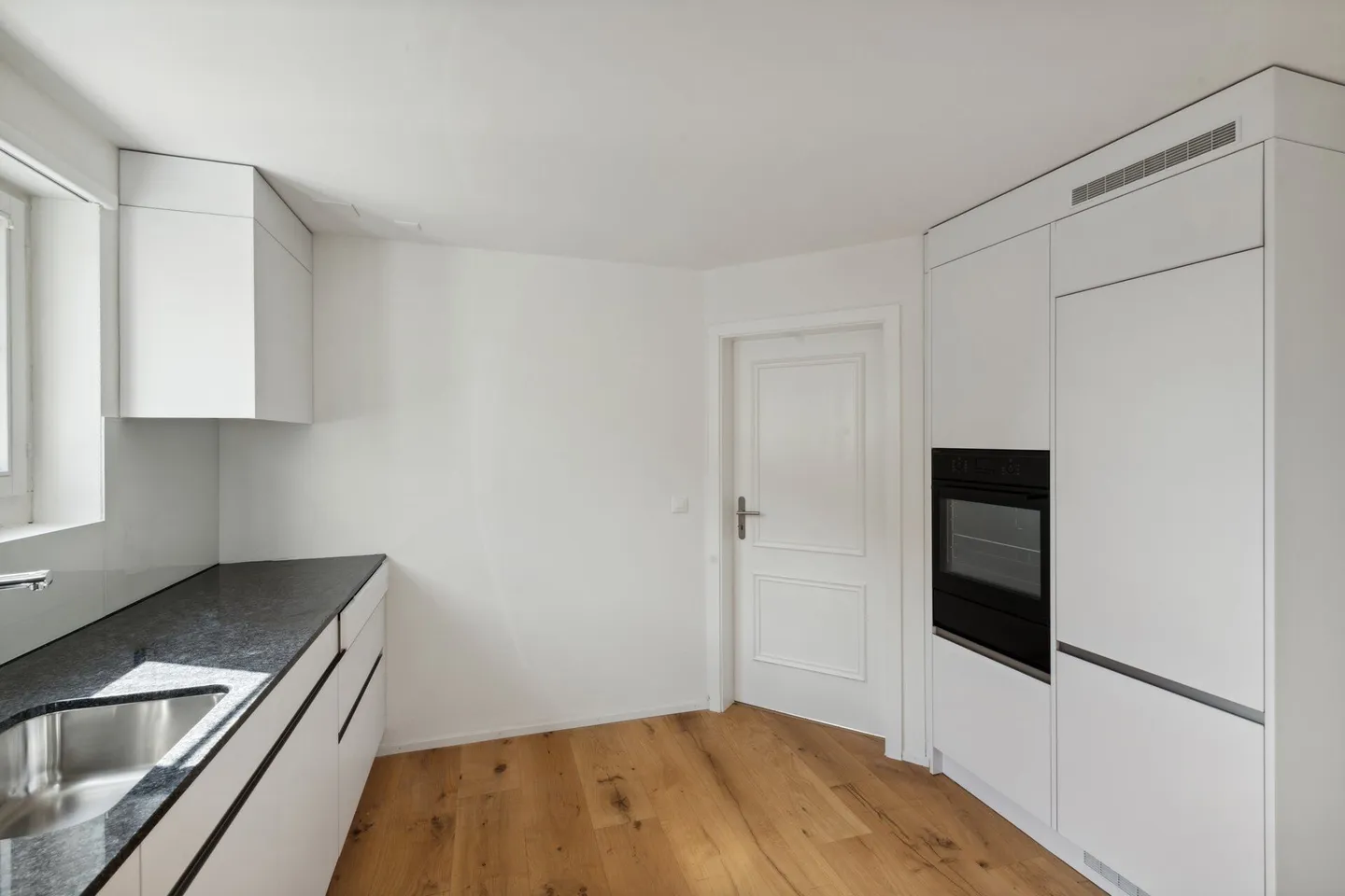 COMPLETELY RENOVATED AND LIGHT-FLOODED - Photo 4 of 11