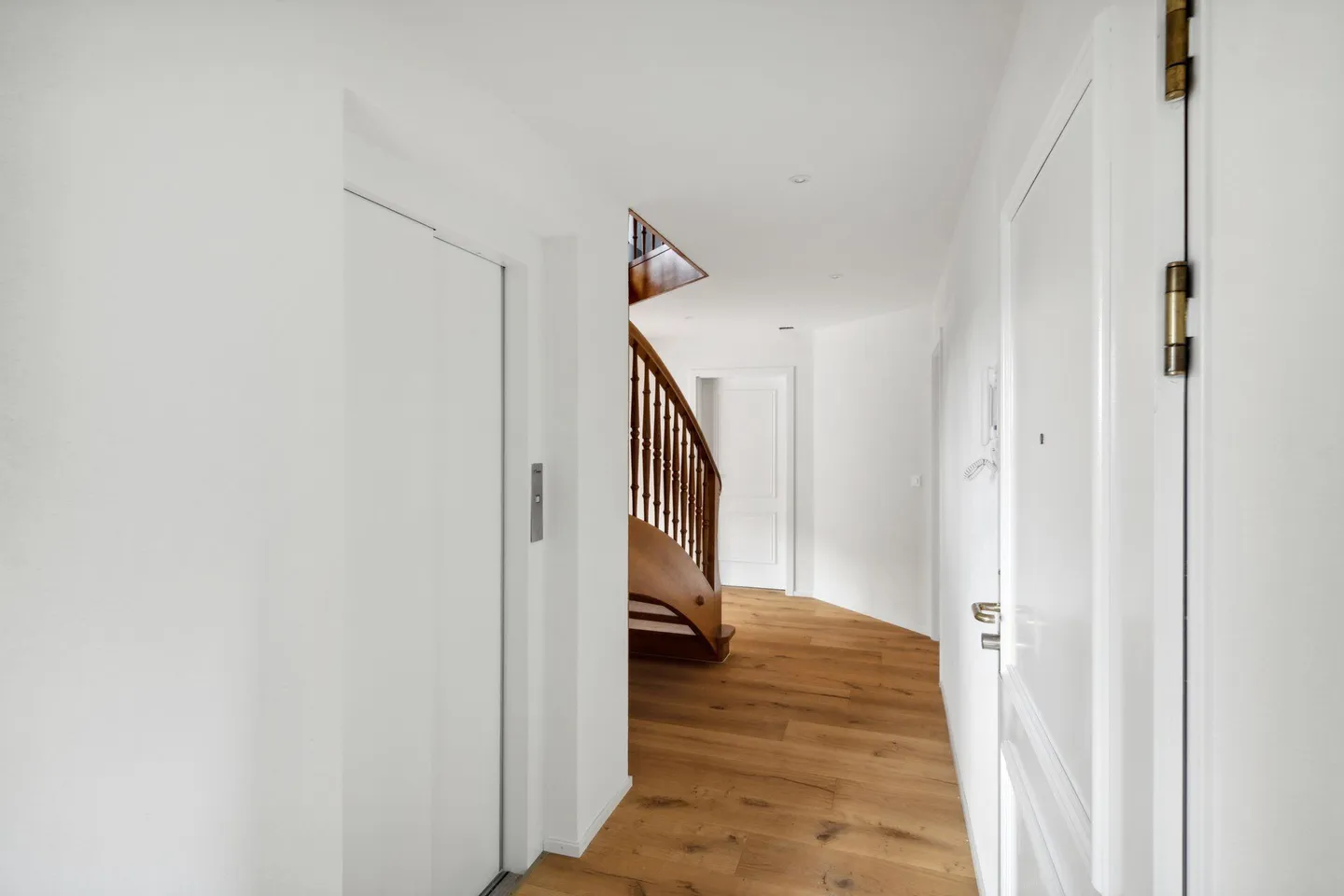 COMPLETELY RENOVATED AND LIGHT-FLOODED - Photo 6 of 11