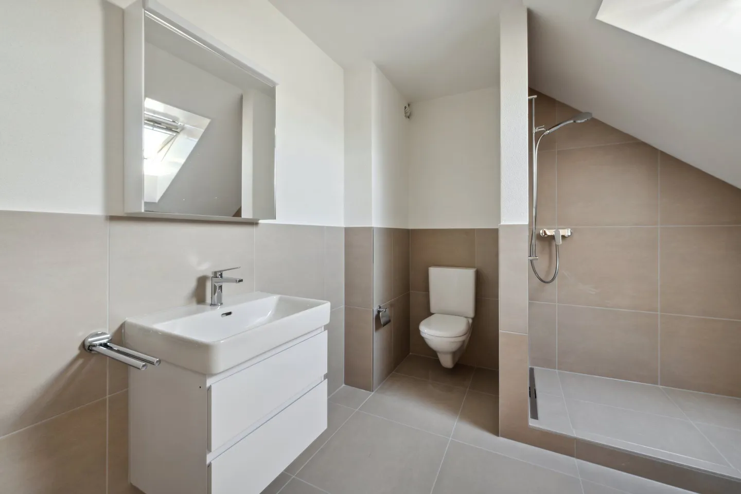 COMPLETELY RENOVATED AND LIGHT-FLOODED - Photo 8 of 11