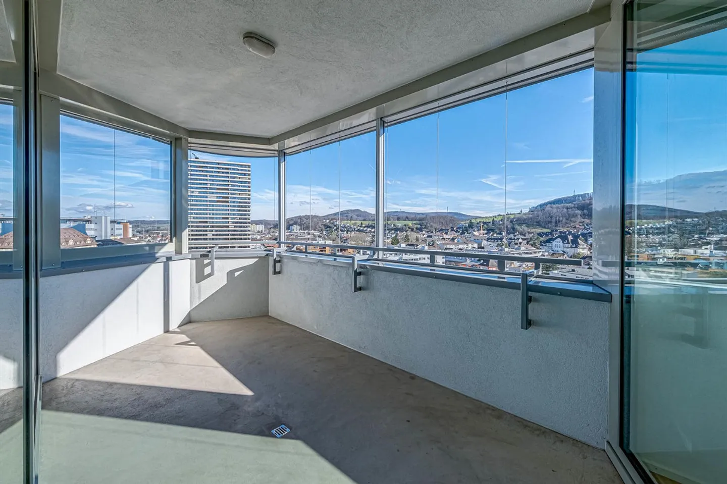 Modern 2.5-Room Apartment - Photo 6 of 8