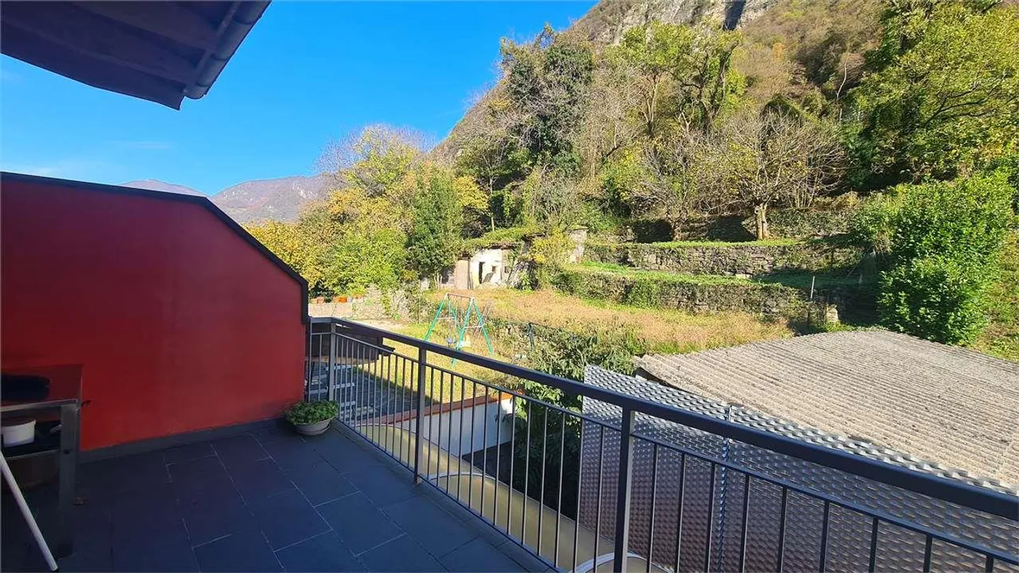 MENDRISO CAPOLAGO: IMPOSING PENTHOUSE WITH LAKE VIEW - Photo 2 of 11