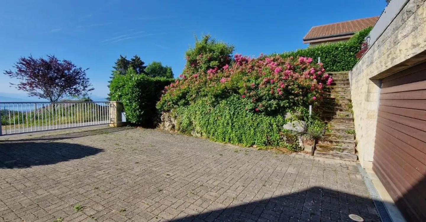 Modern 7-Room Villa with Exceptional View in Arzier-Le Muids - Photo 8 of 8