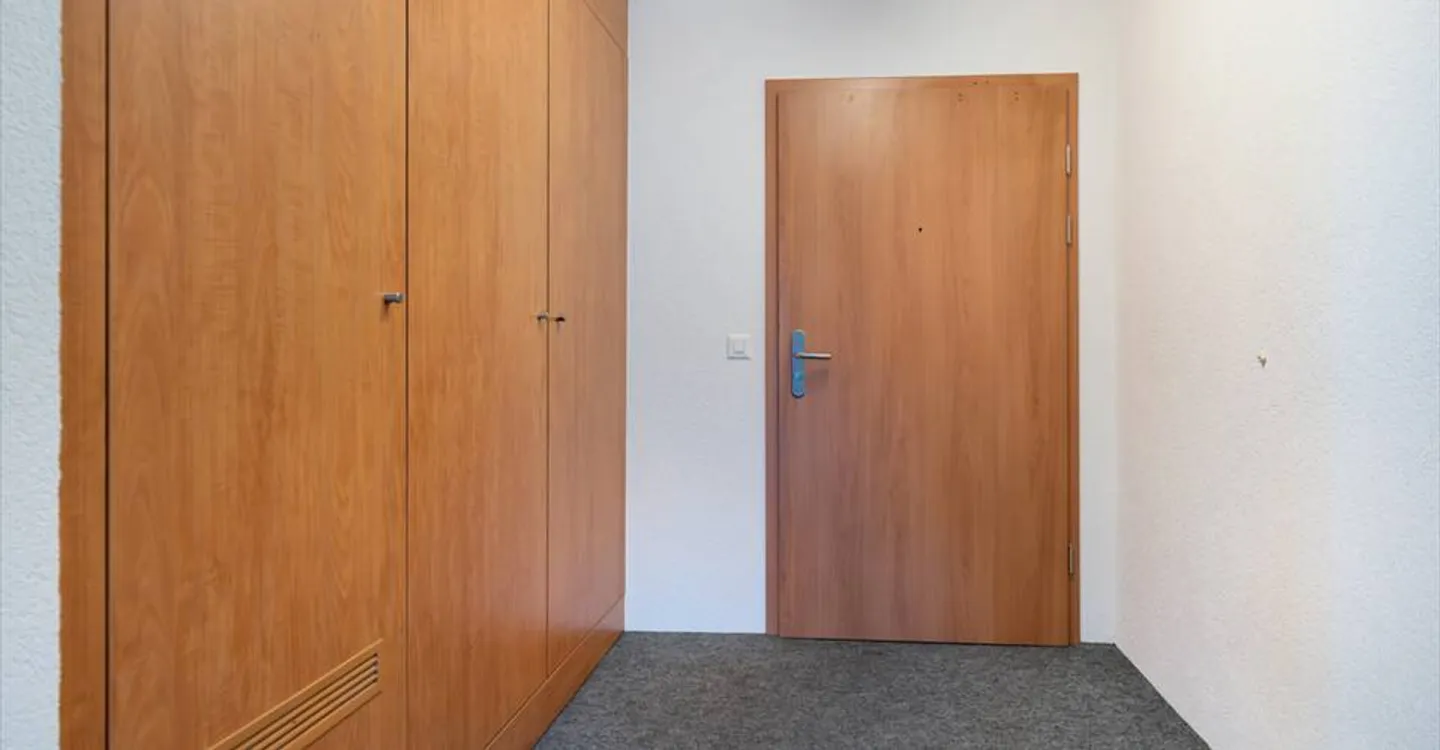 Mixed-use building for rent - Photo 1 of 9