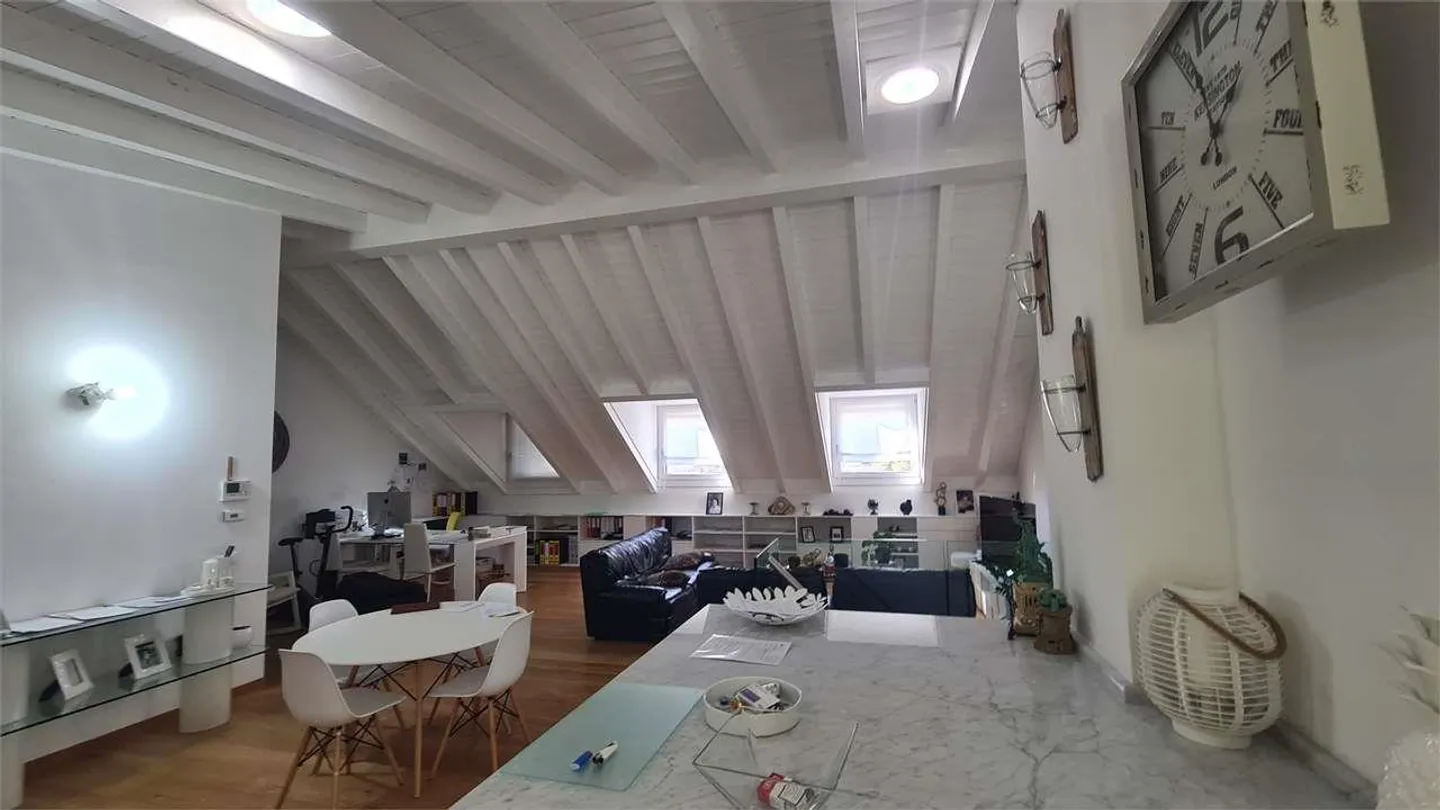 MENDRISO CAPOLAGO: IMPOSING PENTHOUSE WITH LAKE VIEW - Photo 8 of 11