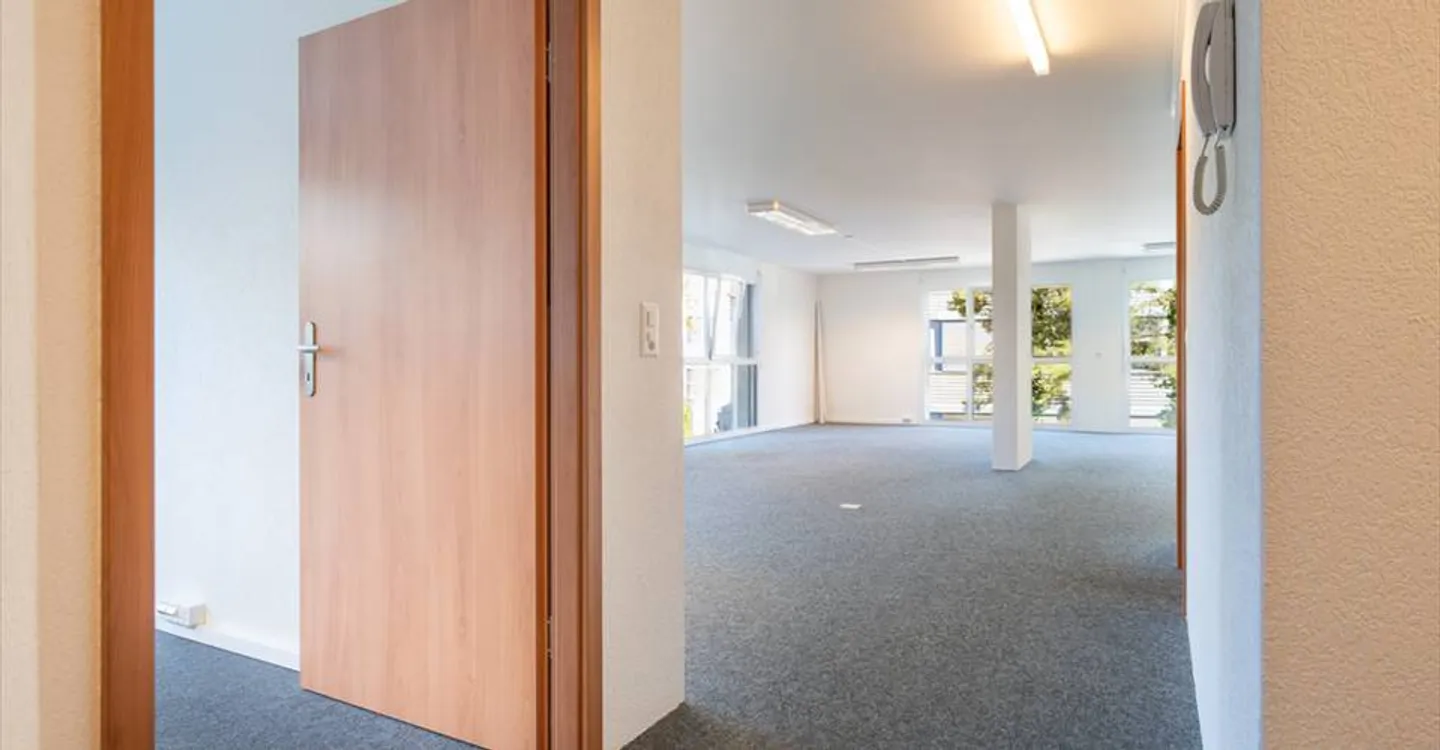 Mixed-use building for rent - Photo 4 of 9