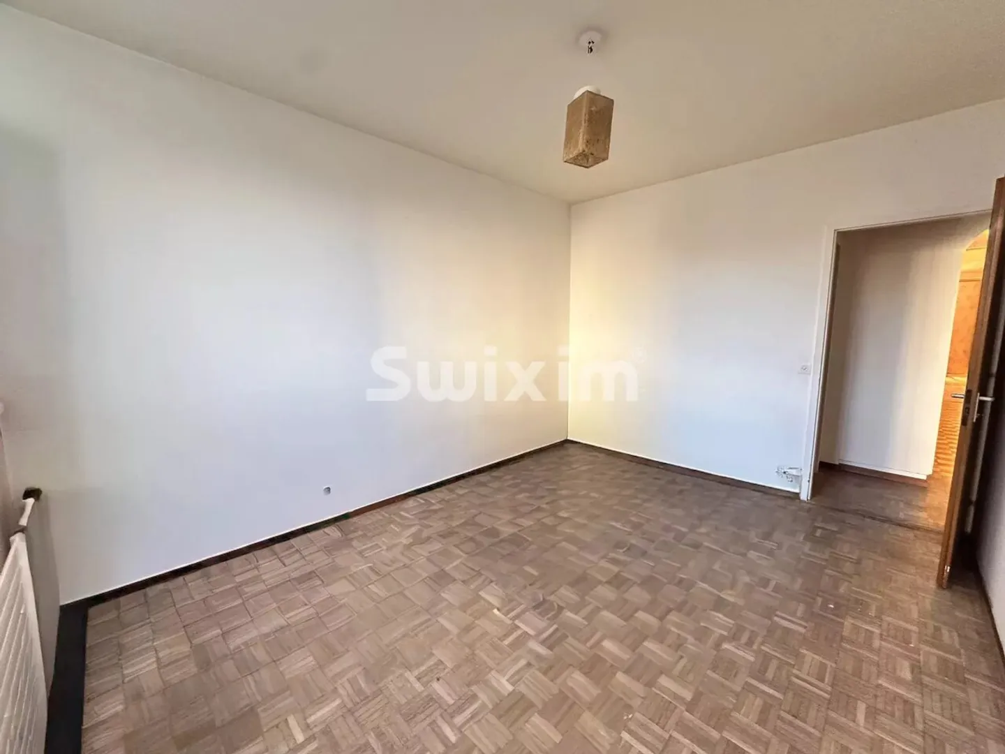 Bright 4-Room Apartment with Terrace - Photo 9 of 11