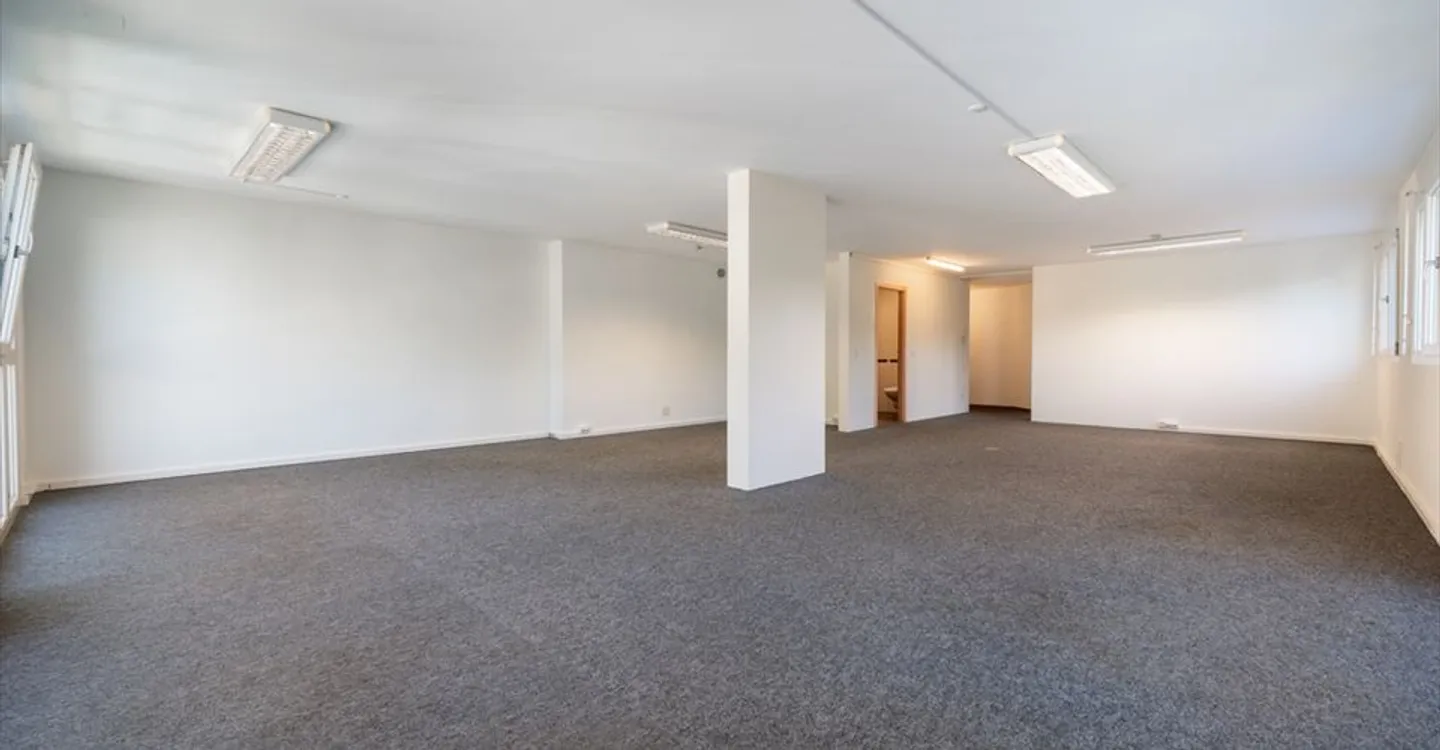 Mixed-use building for rent - Photo 6 of 9