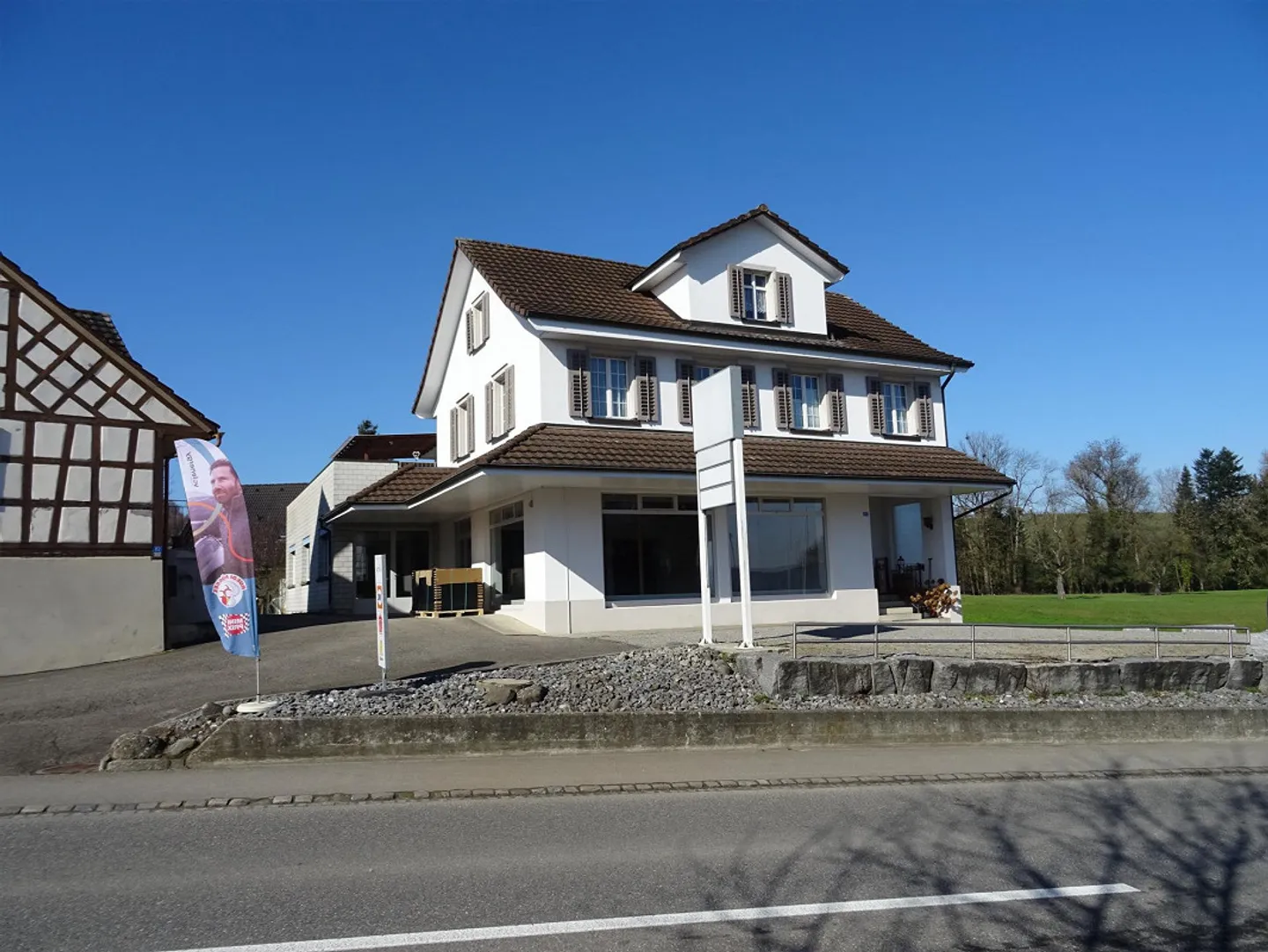 Spazio commerciale di 237m2 con vetrina - Foto 1 di 24