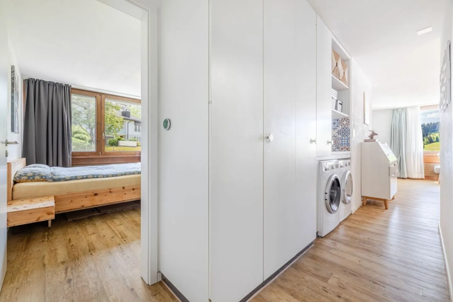 Modernes Apartment mit verglasten Balkonen - Foto 2 von 10