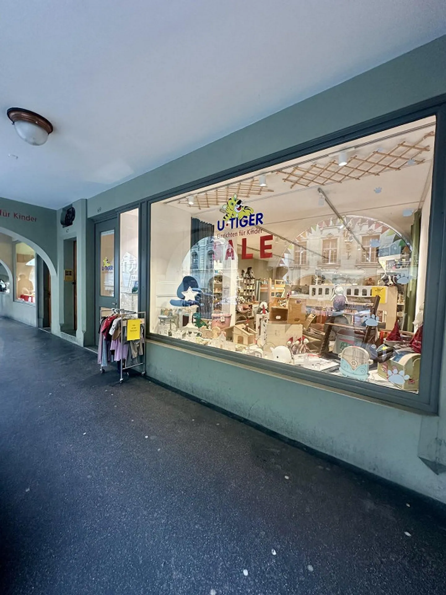 Espace de vente spacieux dans la vieille ville de Berne - Photo 1 sur 13