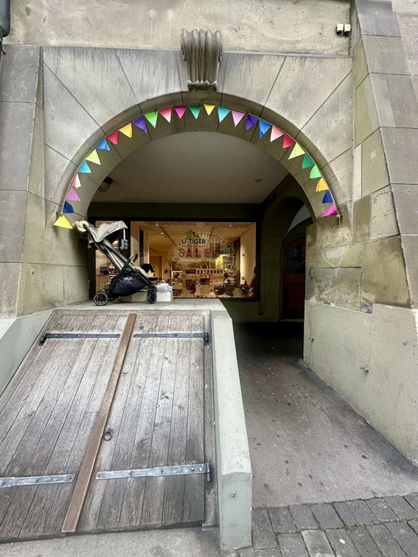 Espace de vente spacieux dans la vieille ville de Berne - Photo 2 sur 13