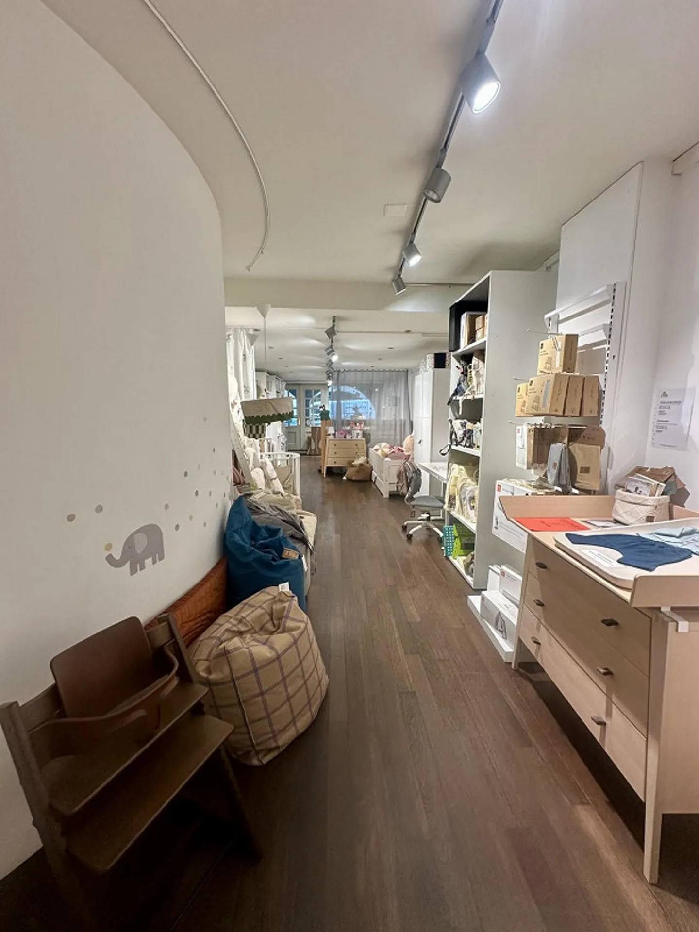 Espace de vente spacieux dans la vieille ville de Berne - Photo 7 sur 13