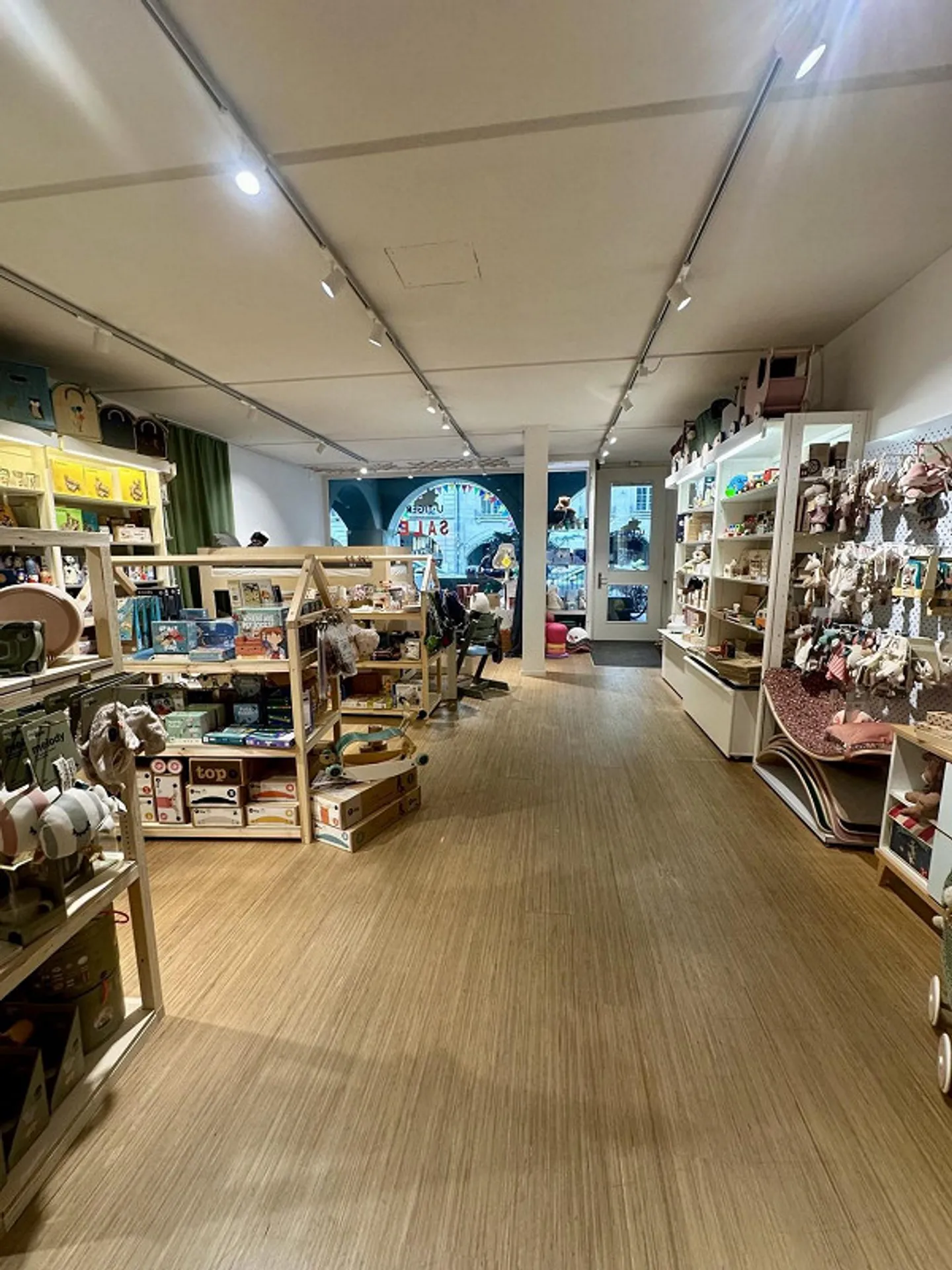 Espace de vente spacieux dans la vieille ville de Berne - Photo 4 sur 13