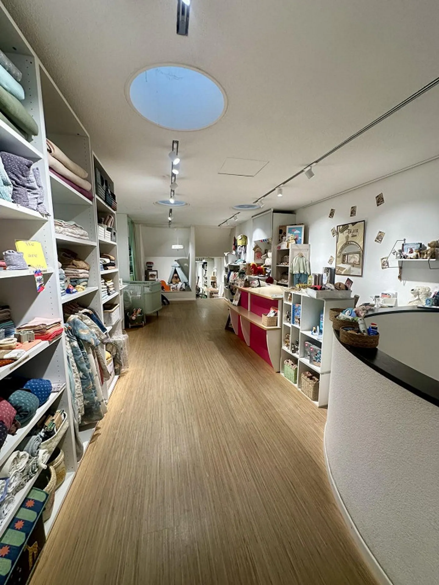 Espace de vente spacieux dans la vieille ville de Berne - Photo 5 sur 13