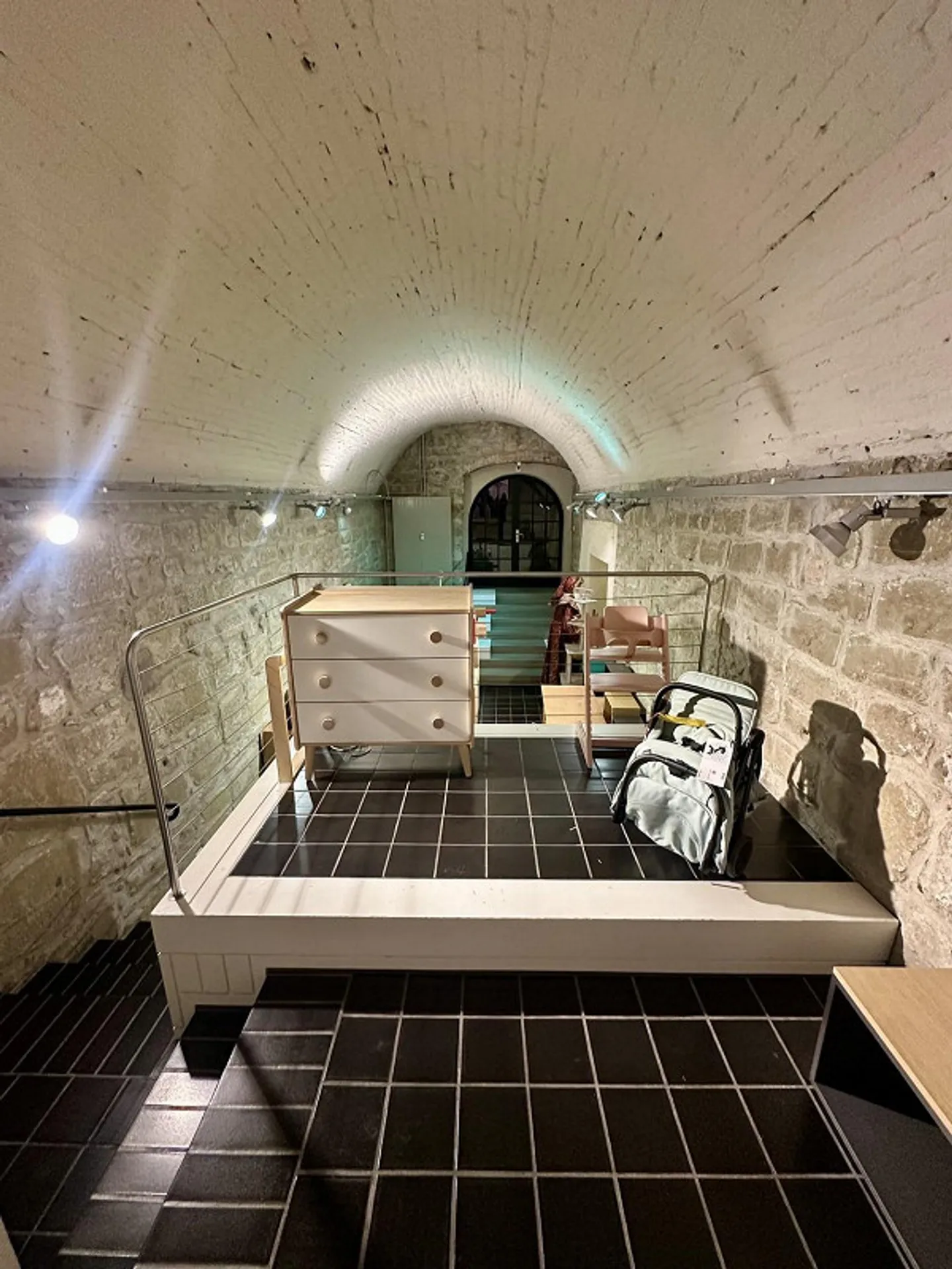 Espace de vente spacieux dans la vieille ville de Berne - Photo 11 sur 13