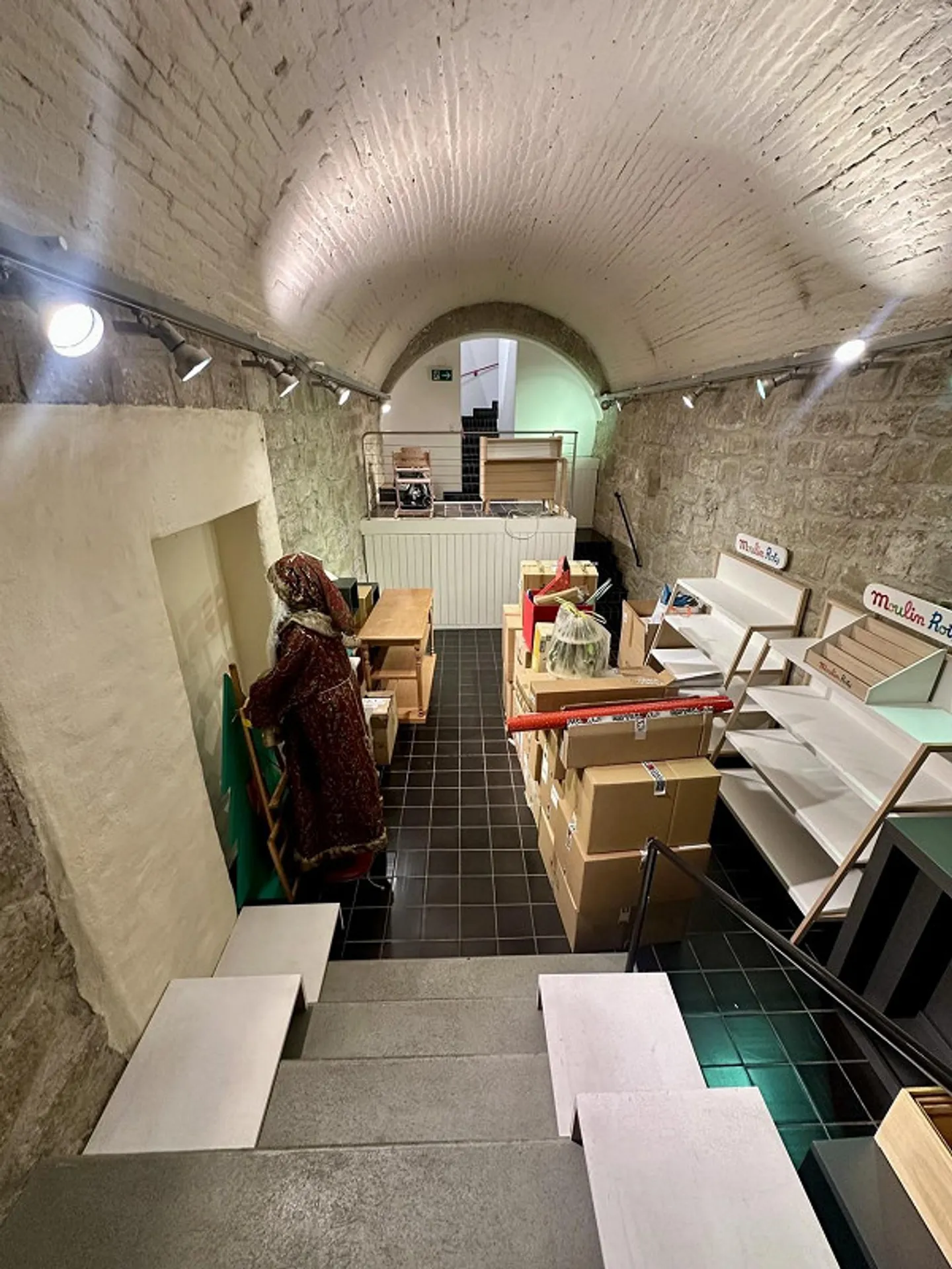 Espace de vente spacieux dans la vieille ville de Berne - Photo 12 sur 13