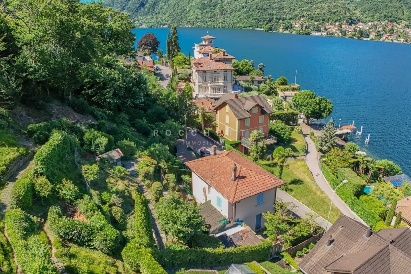 Villa am See mit großem Grundstück und außergewöhnlichem Potenzial - Foto 1 von 3