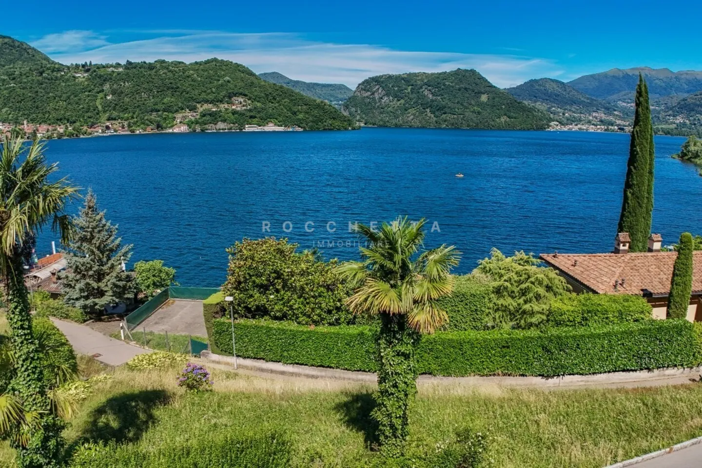 Villa am See mit großem Grundstück und außergewöhnlichem Potenzial - Foto 2 von 3