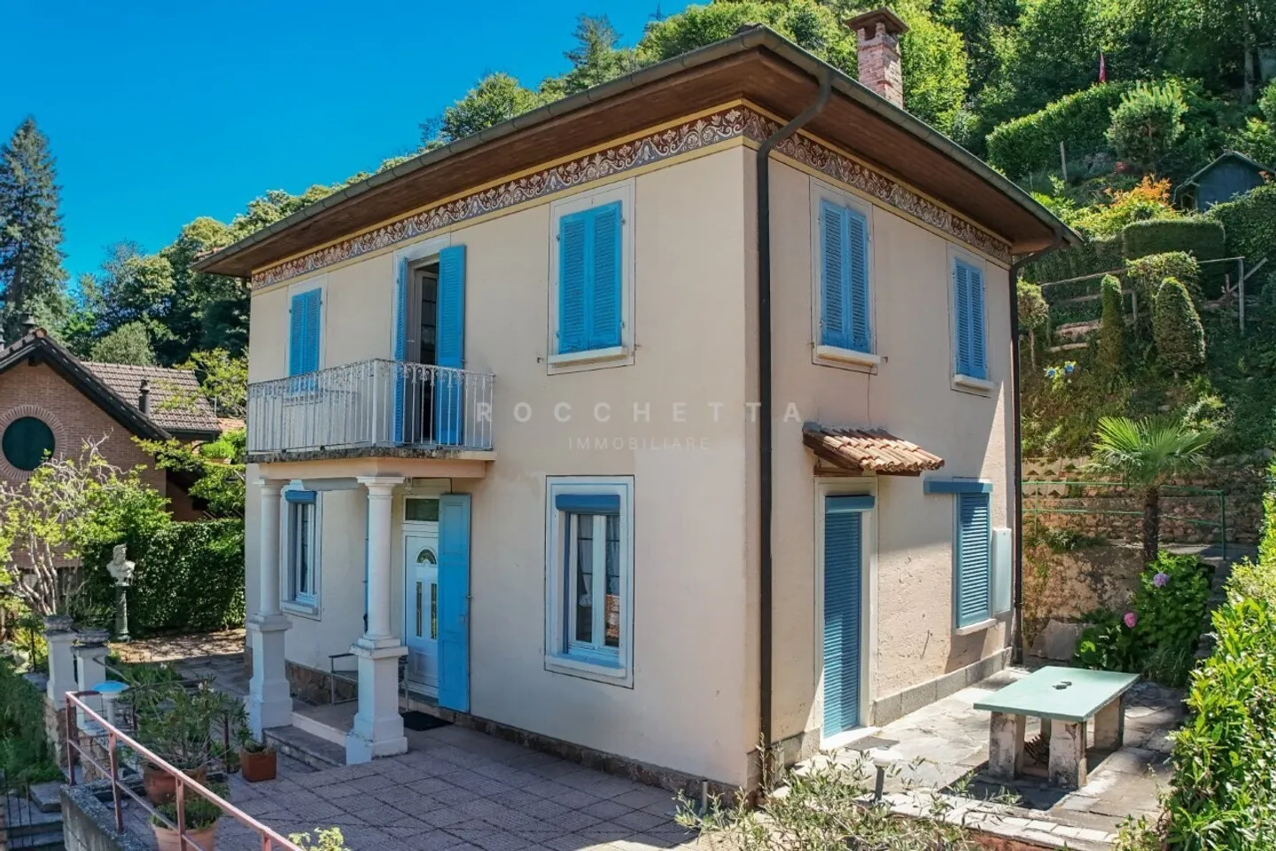 Villa am See mit großem Grundstück und außergewöhnlichem Potenzial - Foto 3 von 3