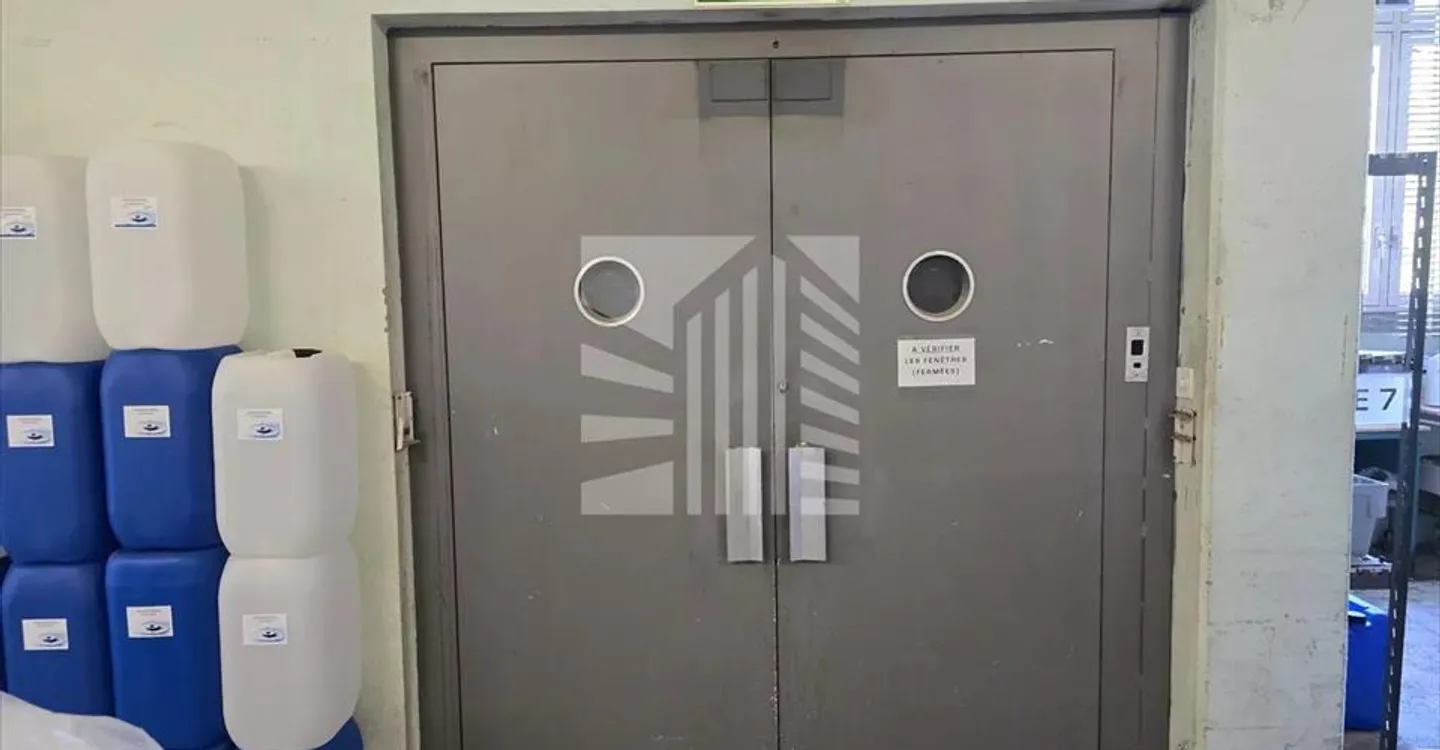 Mixed-use building for rent - Photo 9 of 13