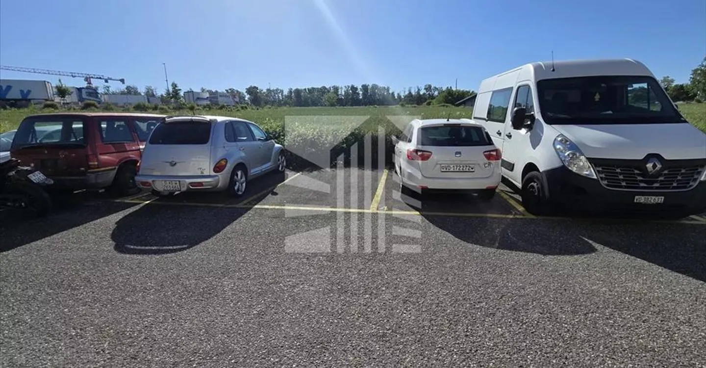 Mixed-use building for rent - Photo 10 of 13