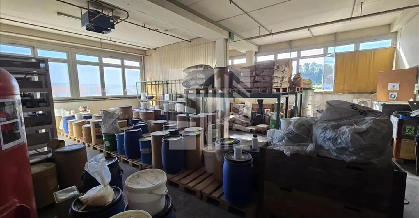 Mixed-use building for rent - Photo 12 of 13