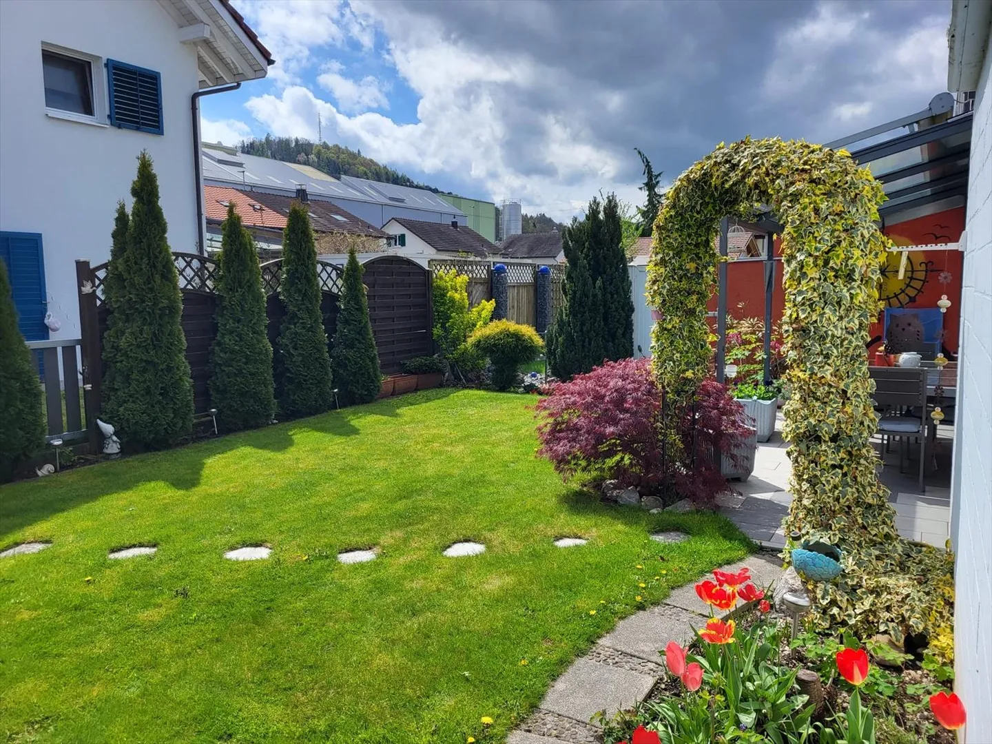 Affascinante duplex di 5,5 stanze con giardino a Suhr (AG) - Foto 2 di 13