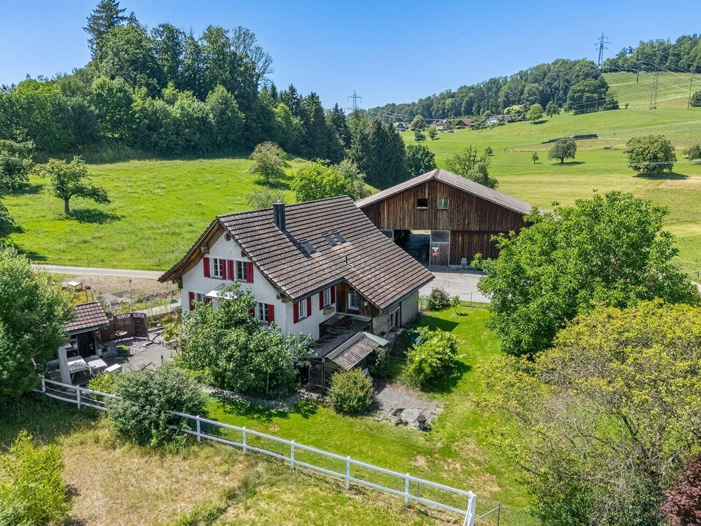 Pace, Privacy e Molto Potenziale - con 2'220 m2 di Terreno - Foto 1 di 7