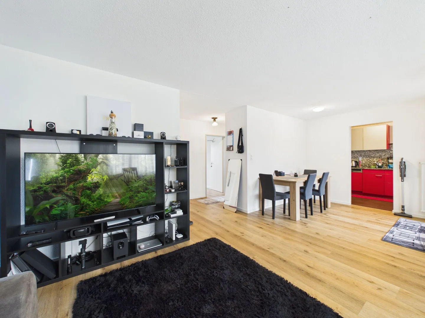 CENTRAL, BRIGHT AND WITH A VIEW - Photo 2 of 7