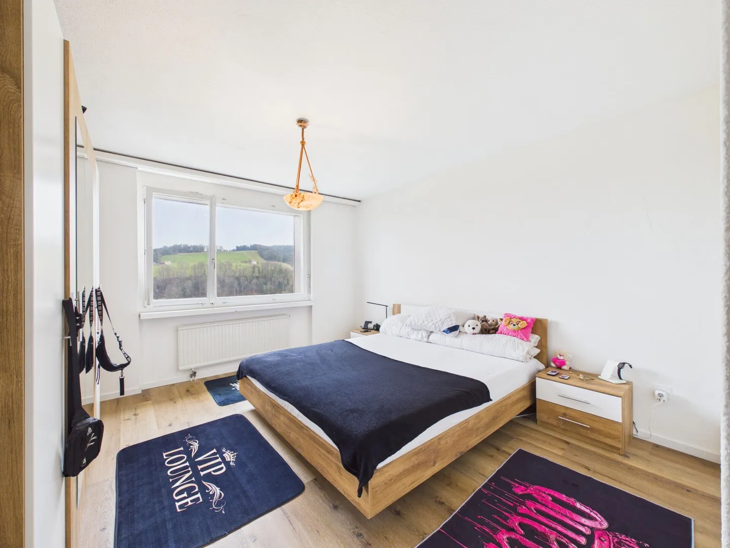 CENTRAL, BRIGHT AND WITH A VIEW - Photo 3 of 7